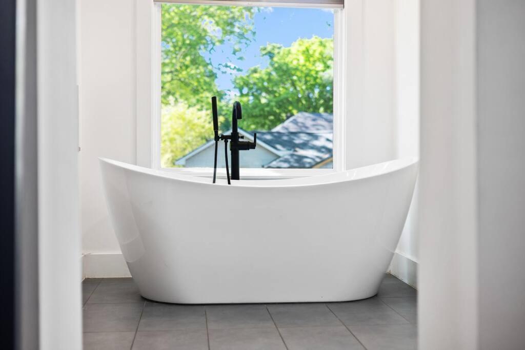 Designer Home: King Beds, Luxe Bath+Free Parking! Atlanta Exterior photo